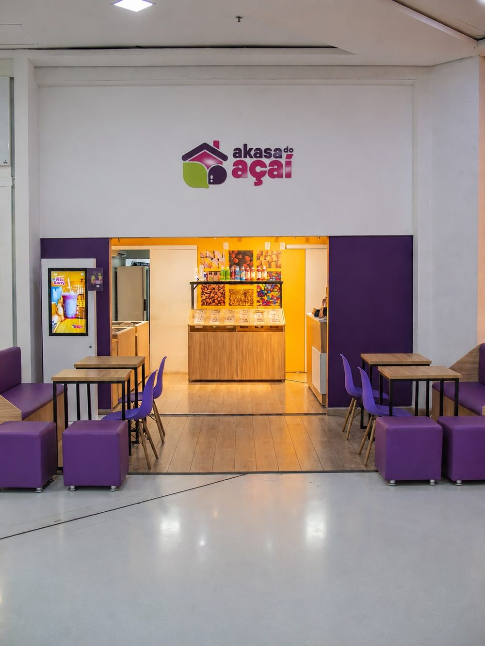 Fachada de uma loja Akasa do Açaí, com estação de self-service e área de mesas