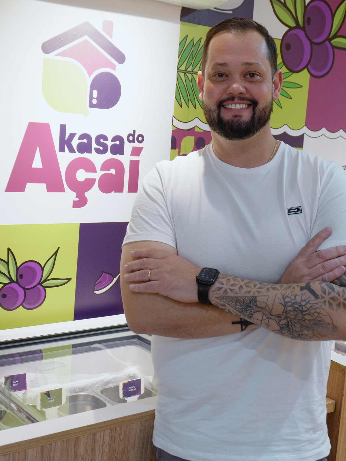 Teddy Veras, fundador da Akasa do Açaí, em uma das unidades da rede